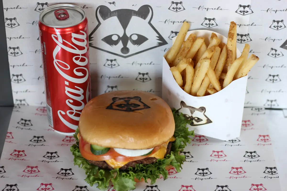 Hamburguesa con papas y bebida de Mapache Burger